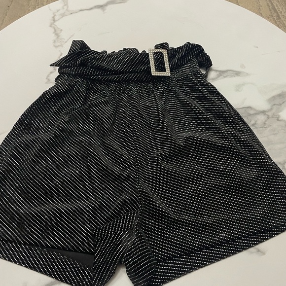 NWT ZARA BLACK SHIMMER
PAPERBAG SHORTS WITH BELT
8073/278 size XS - Picture 3 of 6